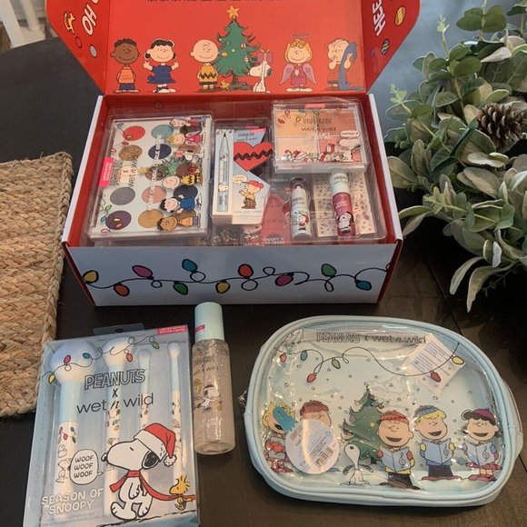 Wet N Wild Peanuts Snoopy LE Holiday Collection PR Box Mist Makeup Bag Brushes
